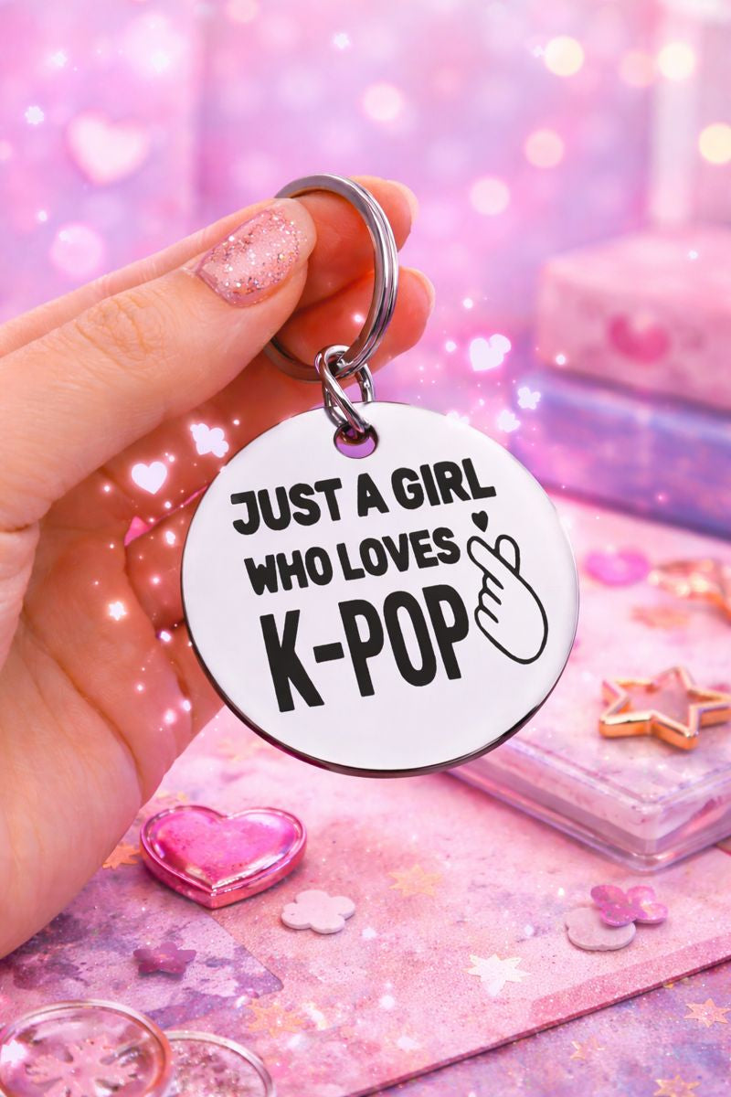 Breloc K-Pop „Just a Girl Who Loves K-Pop” – Accesoriu Statement pentru Fani